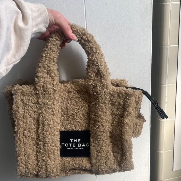 Marc Jacobs ‘The Tote Bag’ Cream Sherpa - Picture 5 of 12